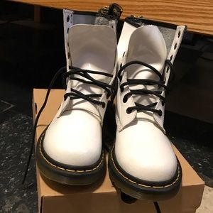 Dr. Martens 1460 W (8 Eye Patent)